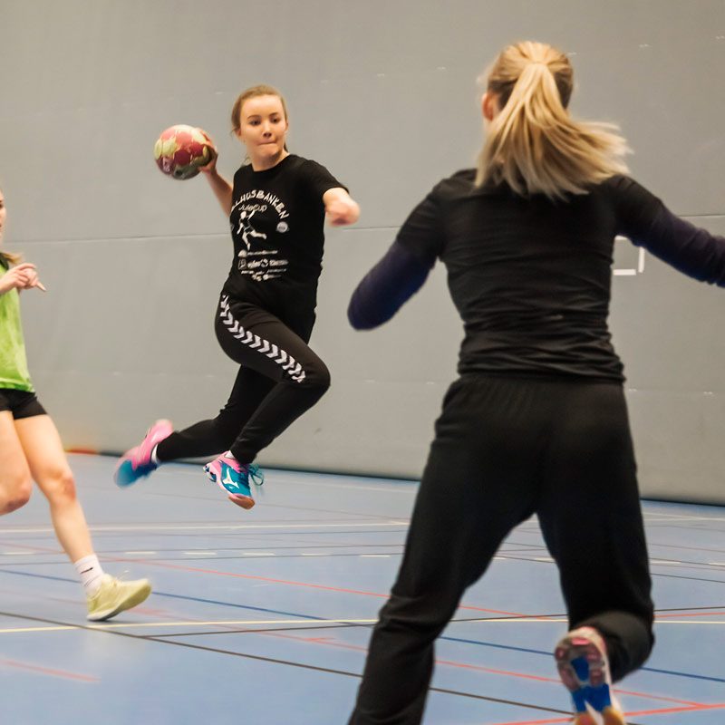 Jenter som spiller håndball innendørs