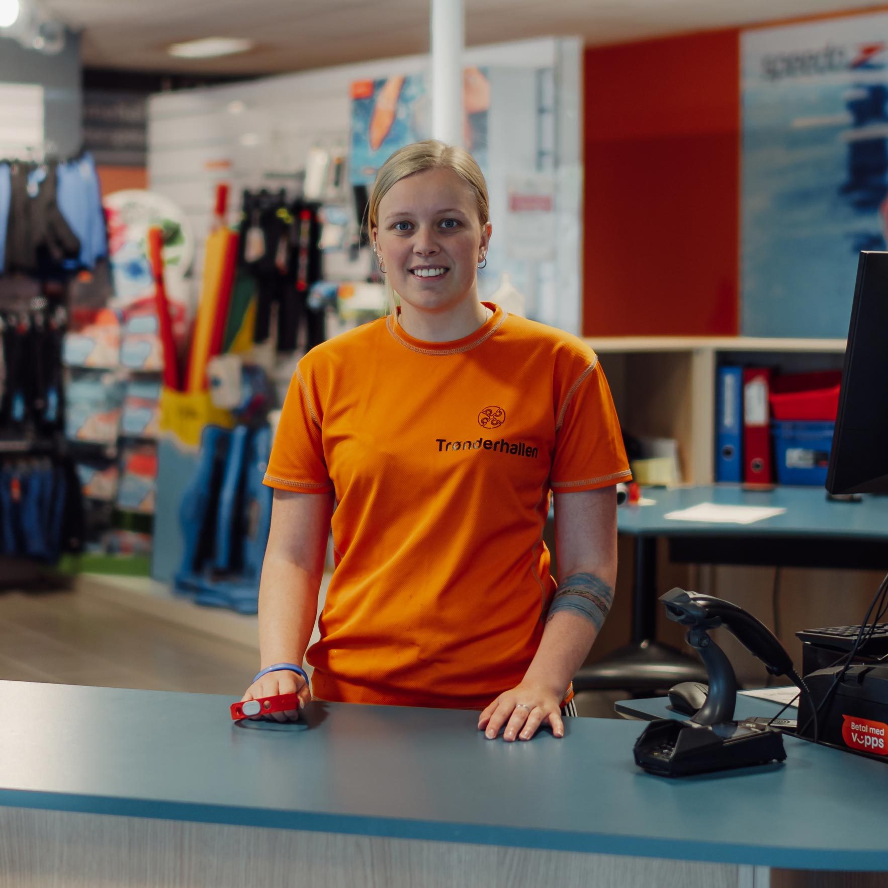 Kvinne som arbeider hos Trønderhallen