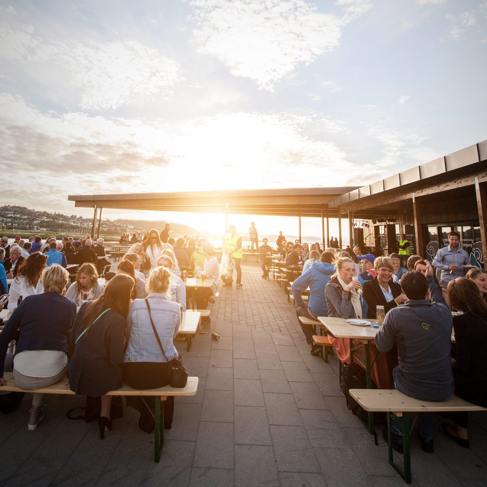 Mennesker som spiser og prater utenfor Levanger Arena