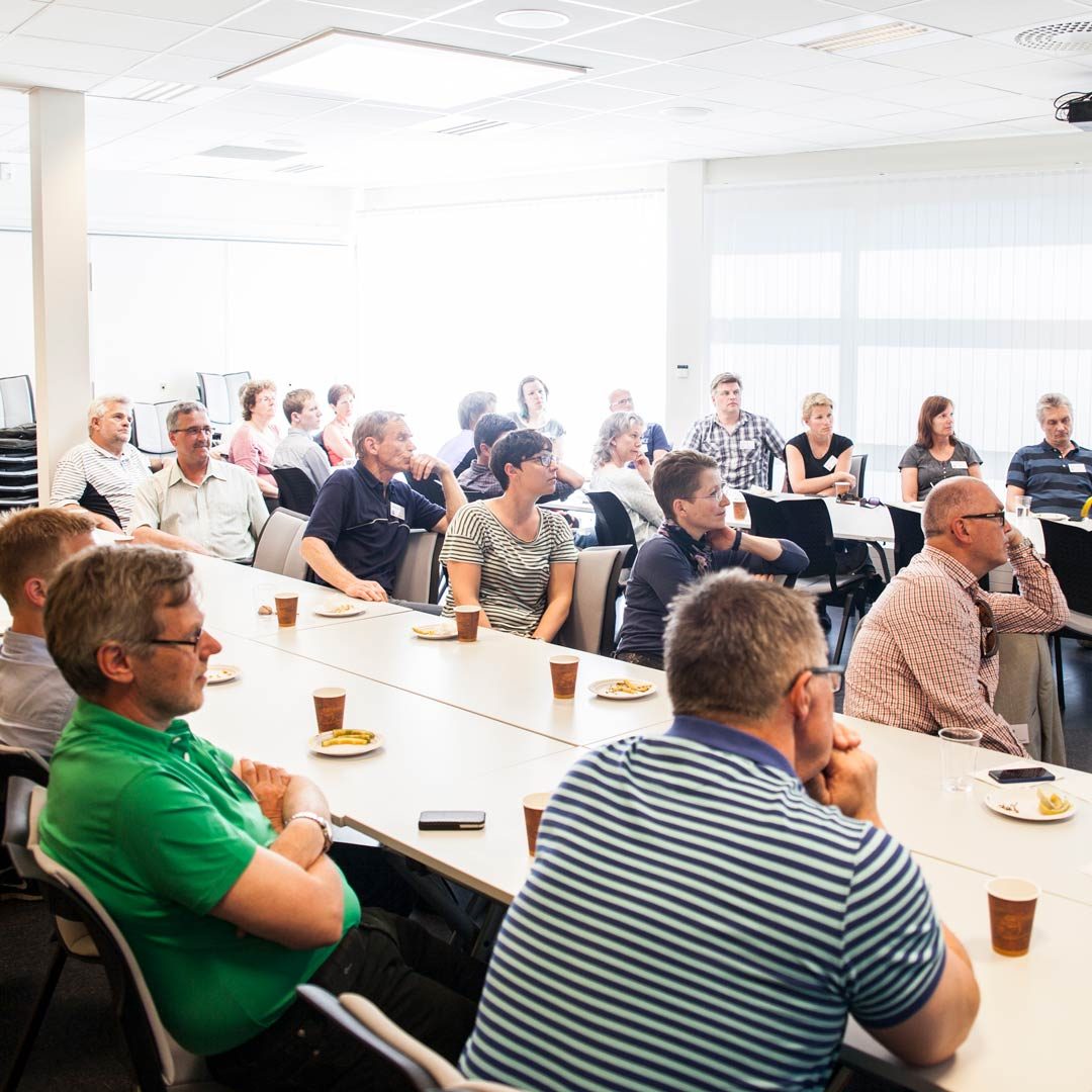 Mennesker på konferanse