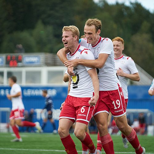 Menn som spiller fotball utendørs